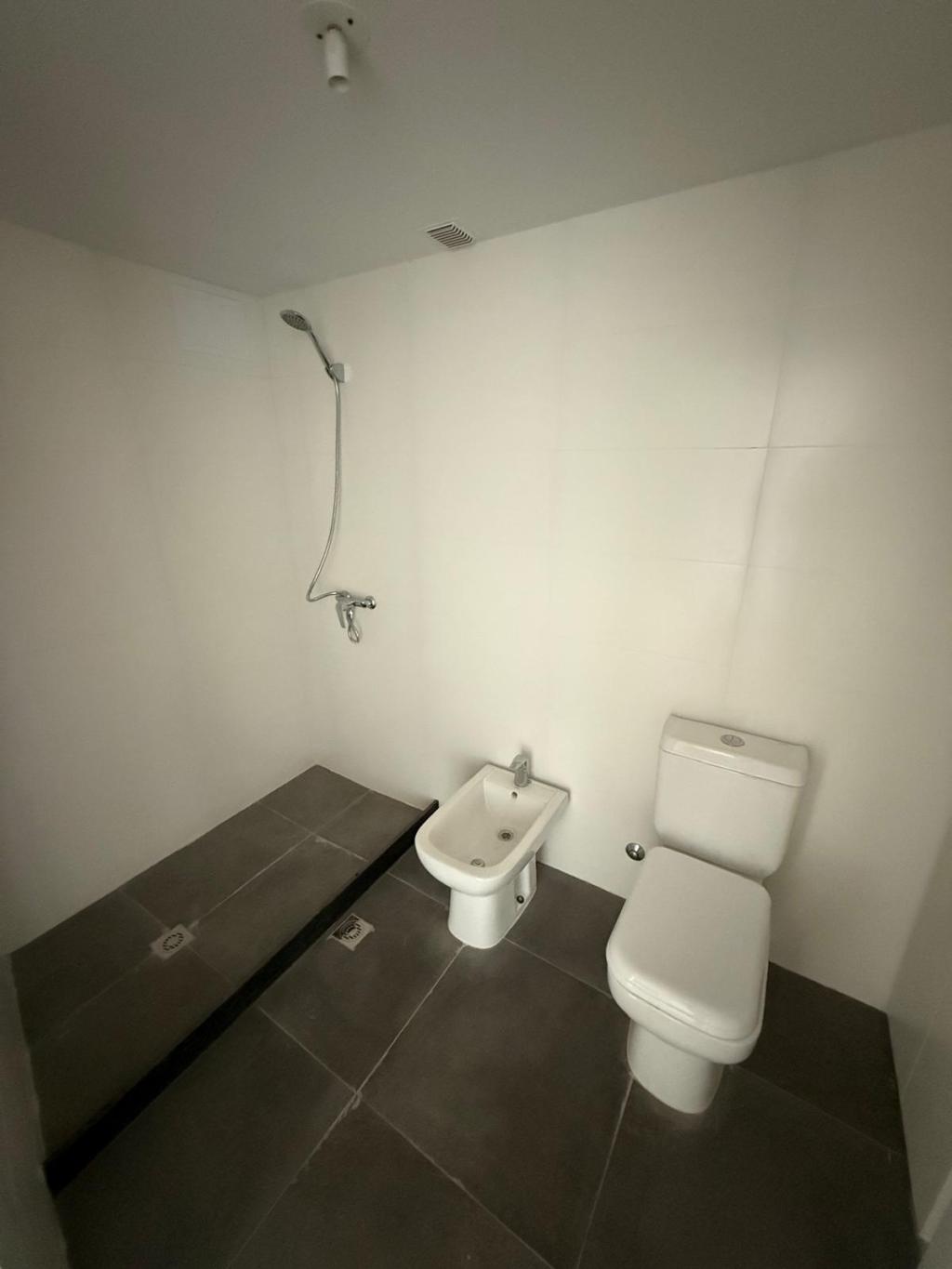 Alquiler apartamento 1 dormitorio a estrenar en Cordón Sur. Garage opcional.