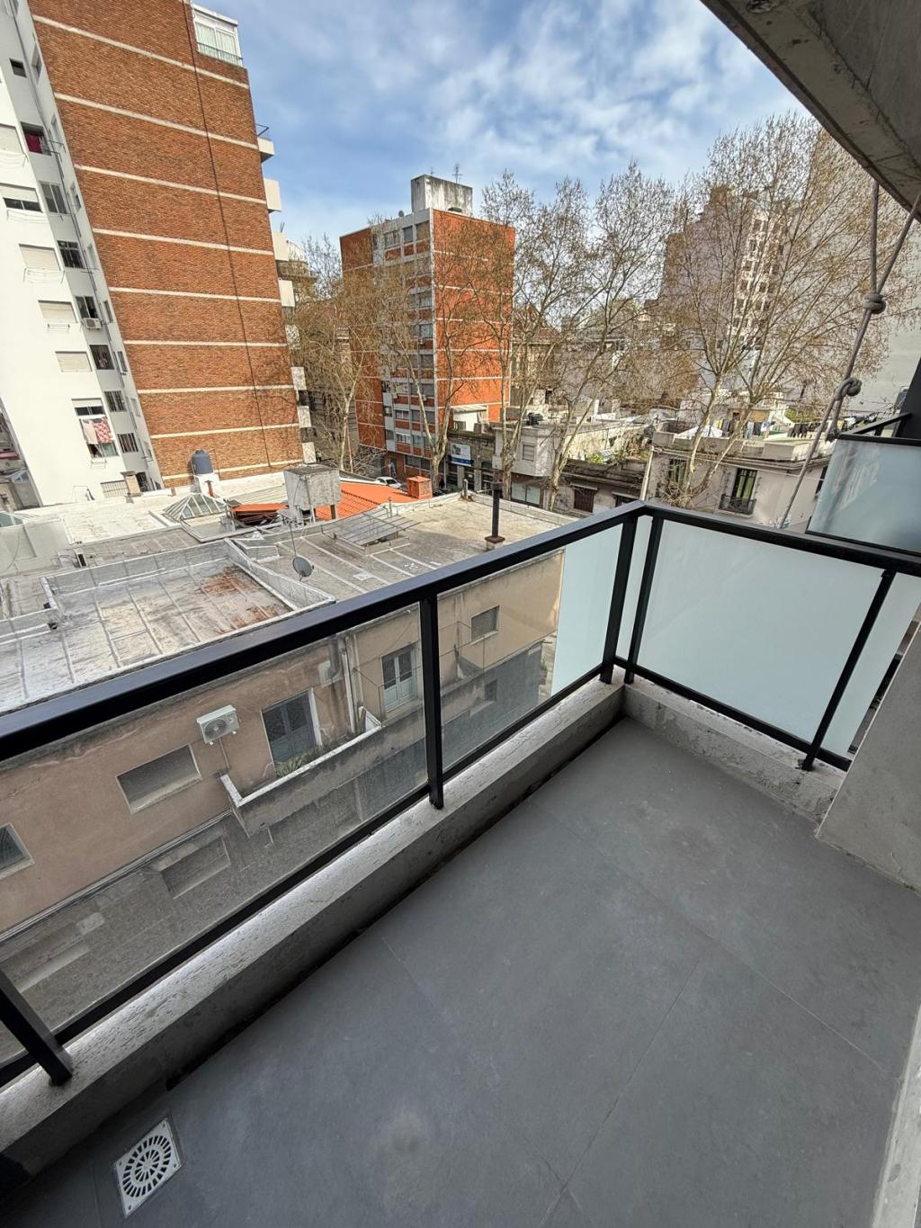 Alquiler apartamento 1 dormitorio a estrenar en Cordón Sur. Garage opcional.