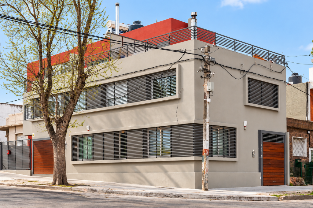 Venta de casa de 3 dormitorios, 3 baños, parrillero y garage en Pocitos.