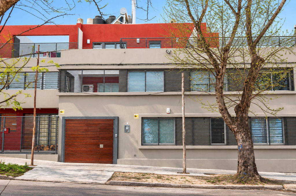Venta de casa de 3 dormitorios, 3 baños, parrillero y garage en Pocitos.