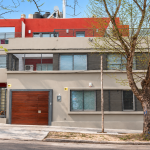 Venta de casa de 3 dormitorios, 3 baños, parrillero y garage en Pocitos.
