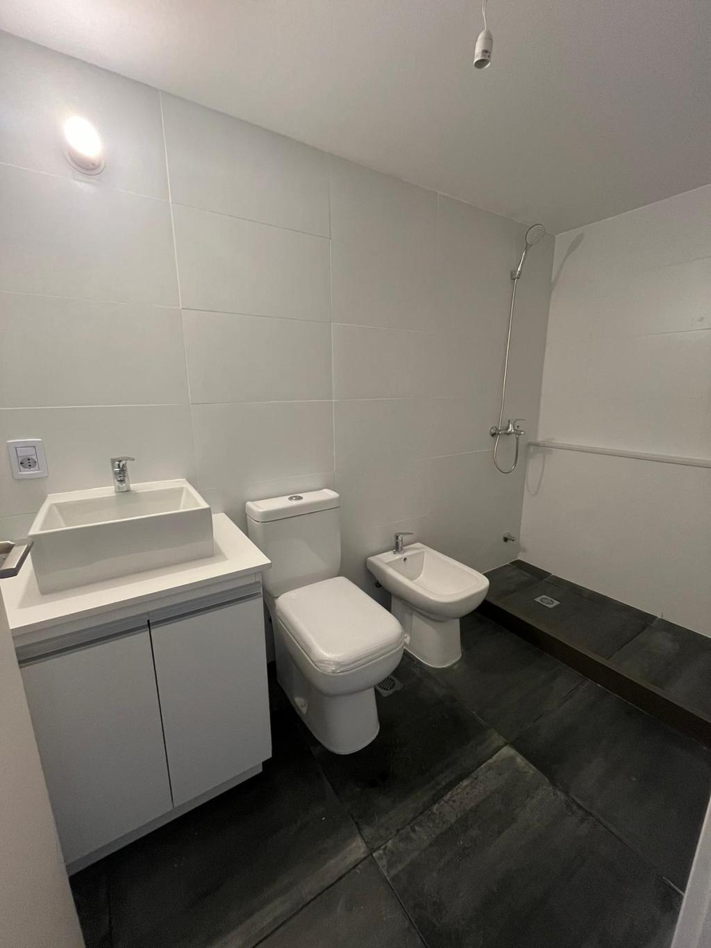 Alquiler apartamento 1 domitorio con parrillero propio.