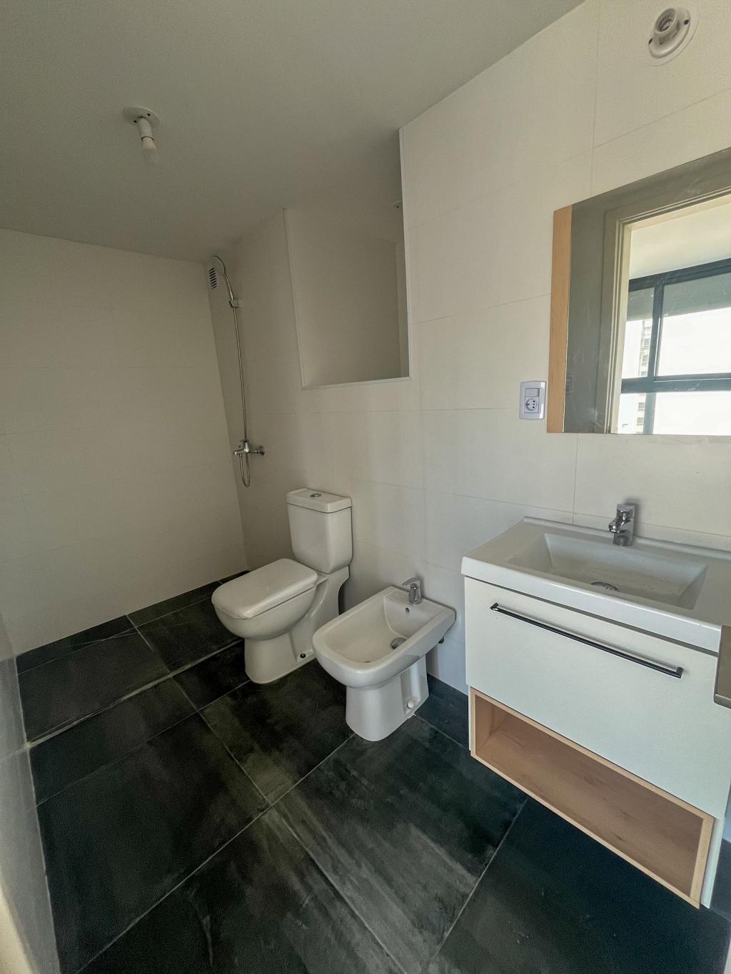 ALQUILER APARTAMENTO 1 DORMITORIO en TRES CRUCES - CON PARRILLERO PROPIO