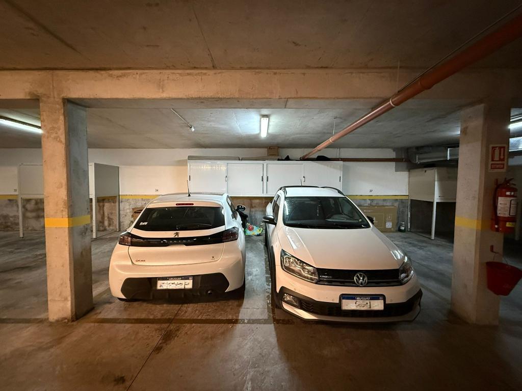 Venta de penthouse 2 dormitorios, parrillero y garage doble en Punta Carretas.