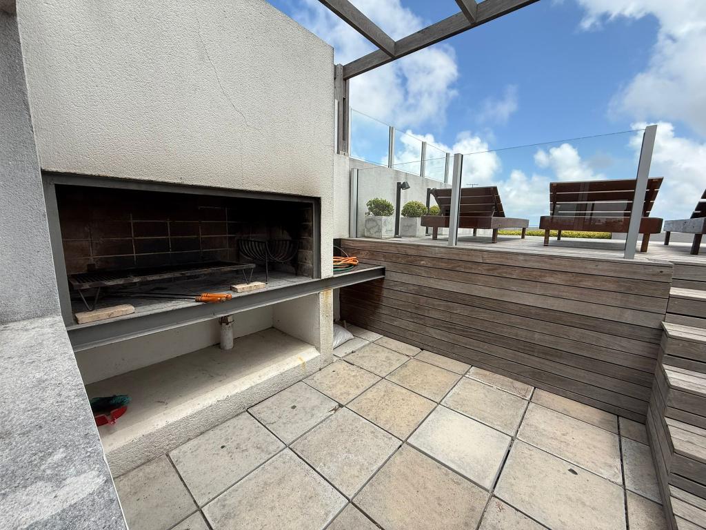 Venta de penthouse 2 dormitorios, parrillero y garage doble en Punta Carretas.