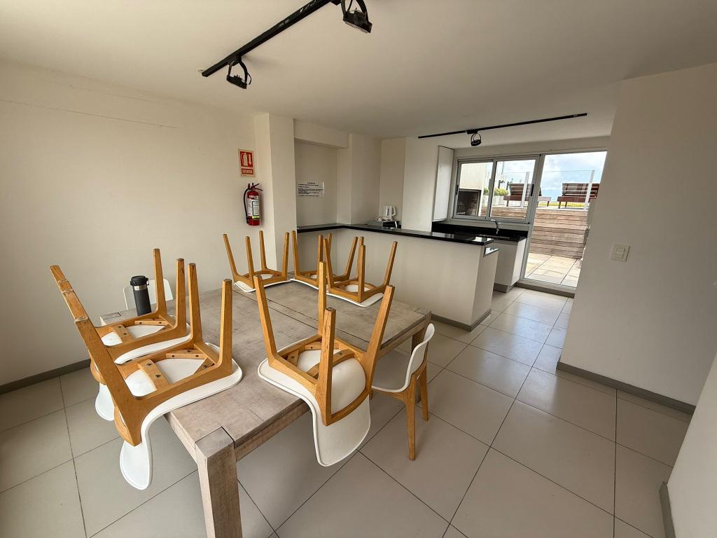 Venta de penthouse 2 dormitorios, parrillero y garage doble en Punta Carretas.