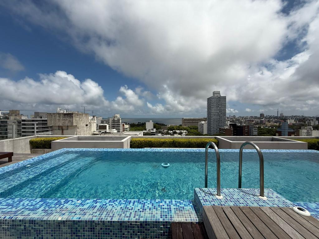 Venta de penthouse 2 dormitorios, parrillero y garage doble en Punta Carretas.