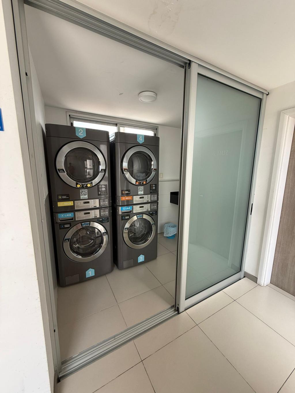 Venta de penthouse 2 dormitorios, parrillero y garage doble en Punta Carretas.