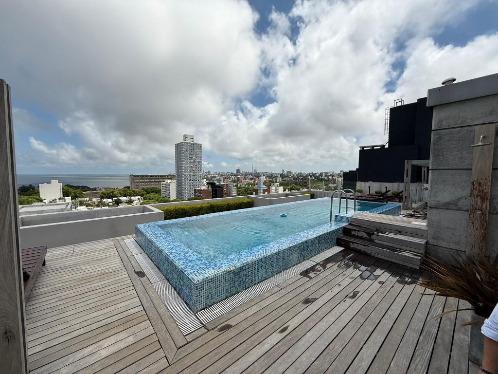 Venta de penthouse 2 dormitorios, parrillero y garage doble en Punta Carretas.