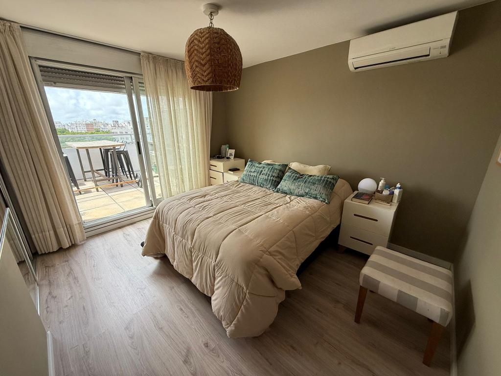 Venta de penthouse 2 dormitorios, parrillero y garage doble en Punta Carretas.