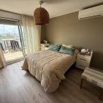 Venta de penthouse 2 dormitorios, parrillero y garage doble en Punta Carretas.