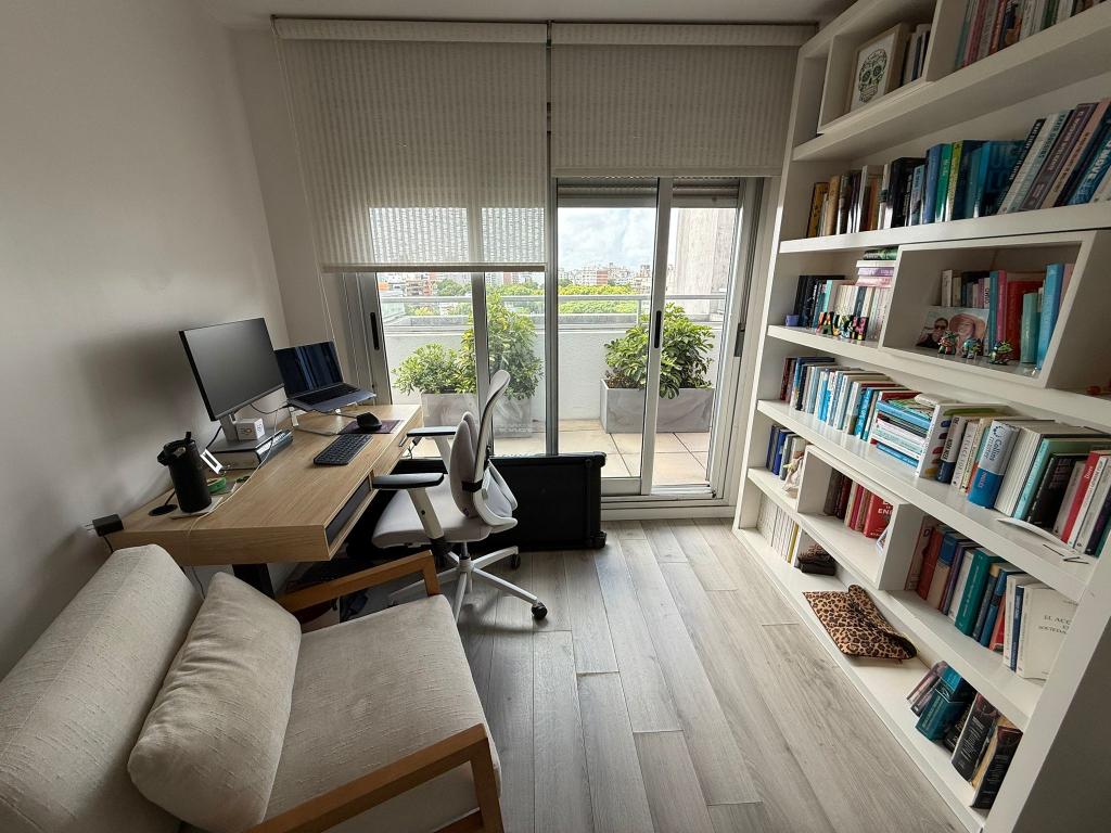 Venta de penthouse 2 dormitorios, parrillero y garage doble en Punta Carretas.