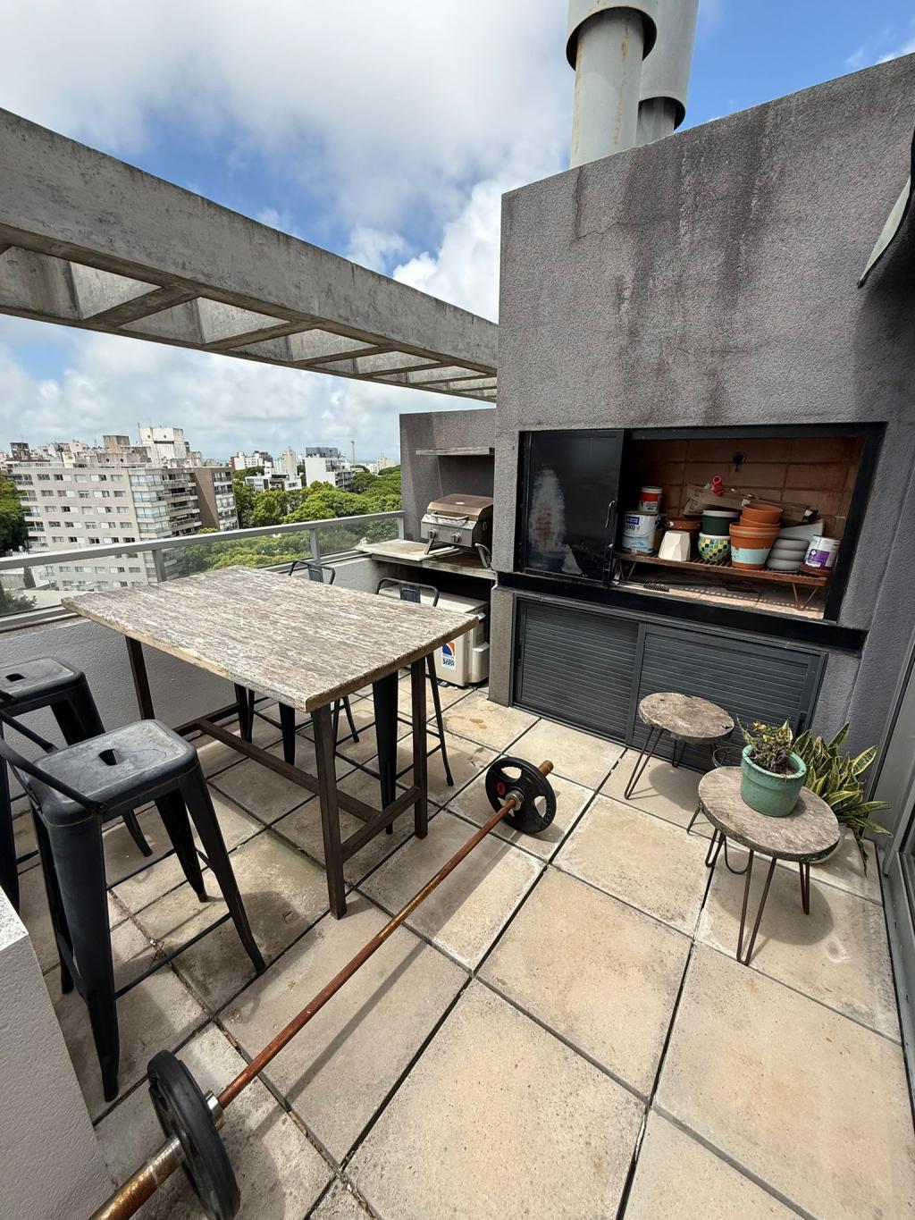 Venta de penthouse 2 dormitorios, parrillero y garage doble en Punta Carretas.
