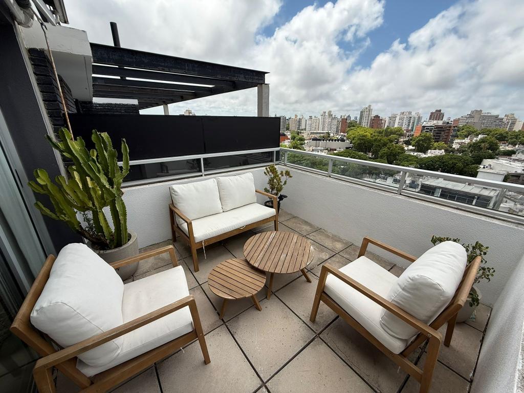 Venta de penthouse 2 dormitorios, parrillero y garage doble en Punta Carretas.