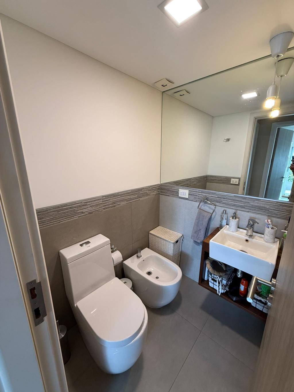 Venta de penthouse 2 dormitorios, parrillero y garage doble en Punta Carretas.