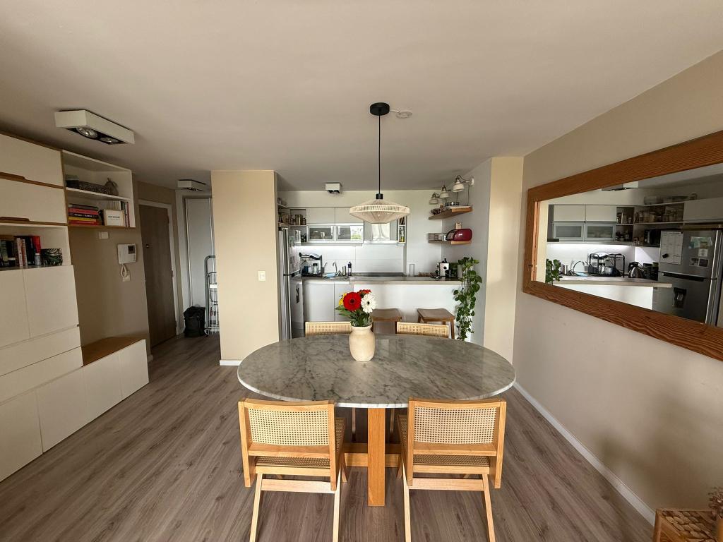 Venta de penthouse 2 dormitorios, parrillero y garage doble en Punta Carretas.