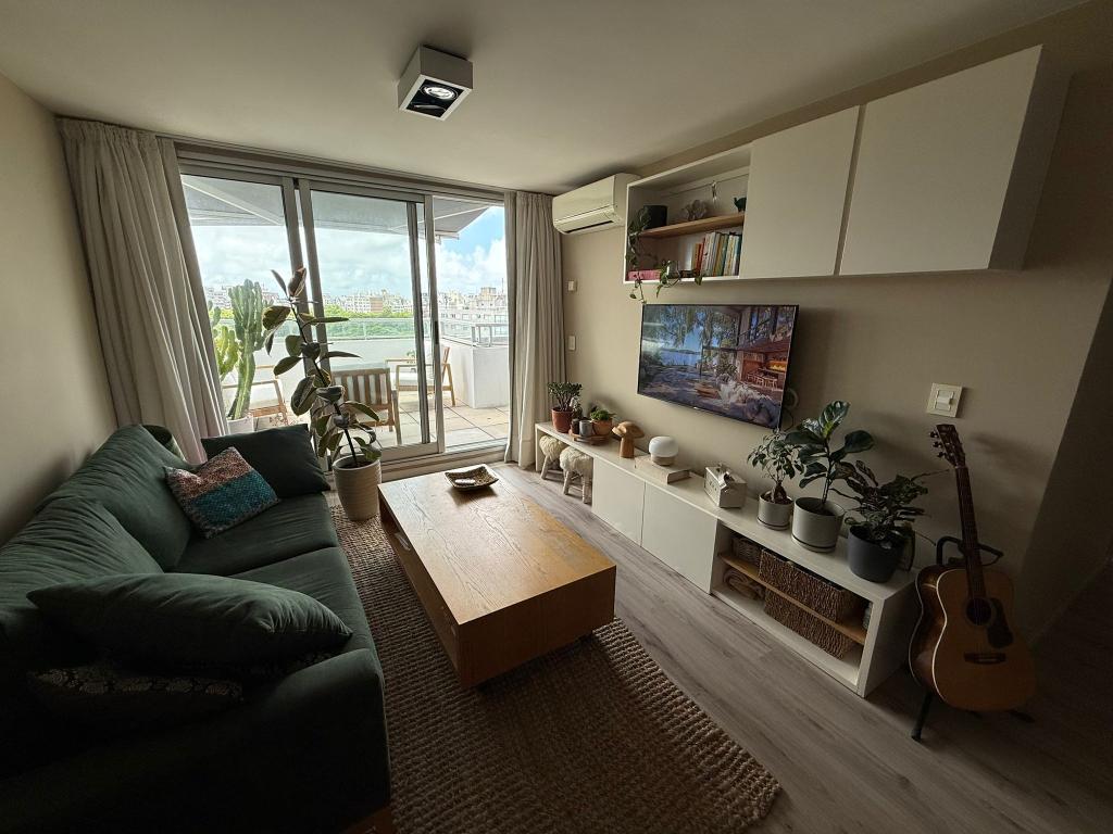 Venta de penthouse 2 dormitorios, parrillero y garage doble en Punta Carretas.