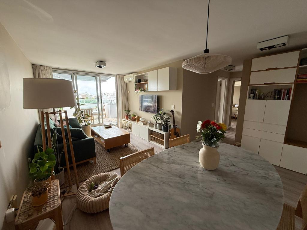 Venta de penthouse 2 dormitorios, parrillero y garage doble en Punta Carretas.