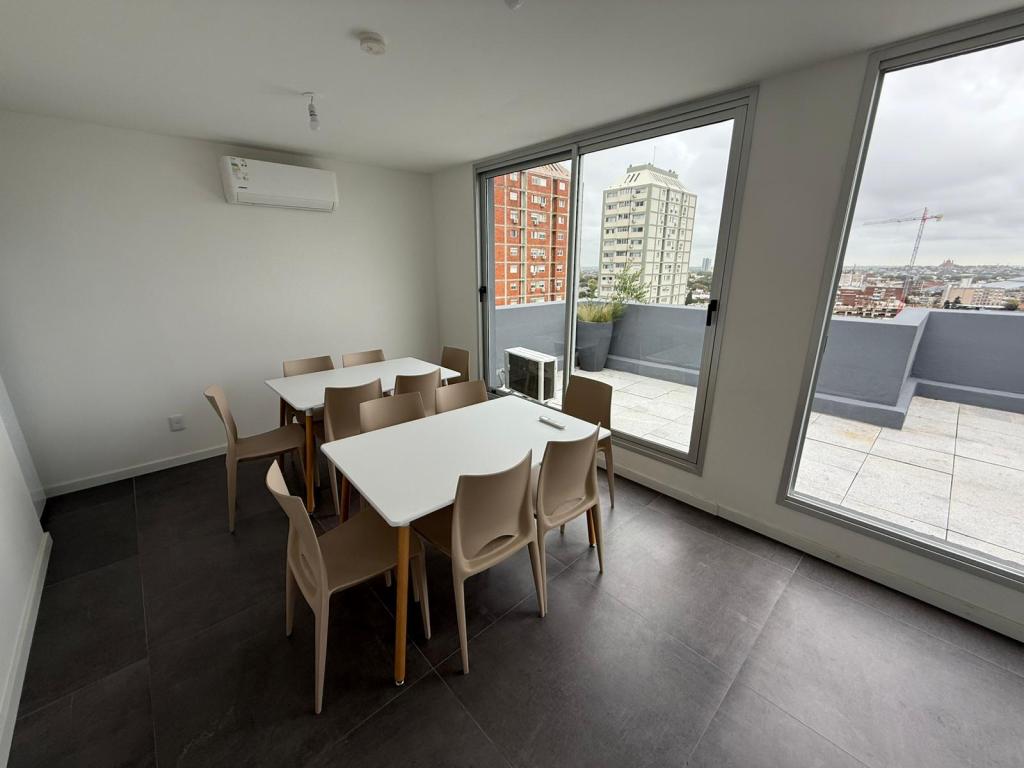 Venta de apartamento de 1 dormitorio con garage en La Blanqueada. A estrenar.