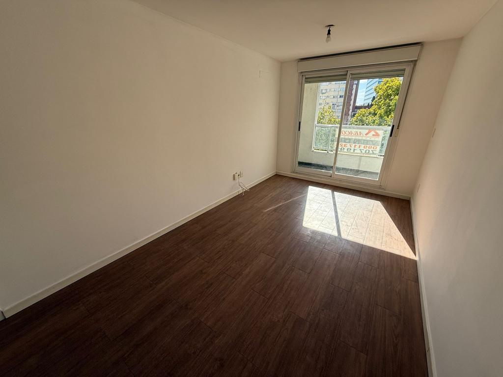 Alquiler apartamento 2 dormitorios con garage en Cordón Sur.