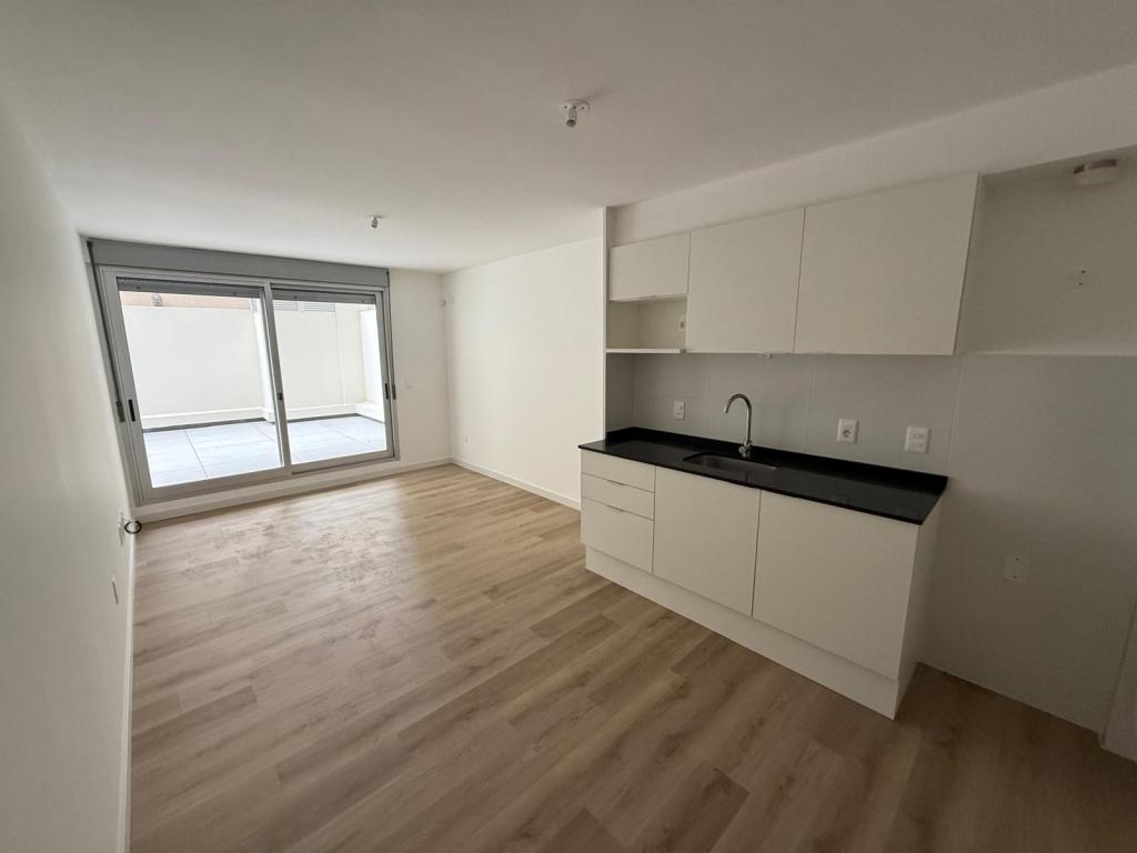 Alquiler de apartamento de 1 dormitorio con patio de 55 m2, a estrenar en Cordón Sur.