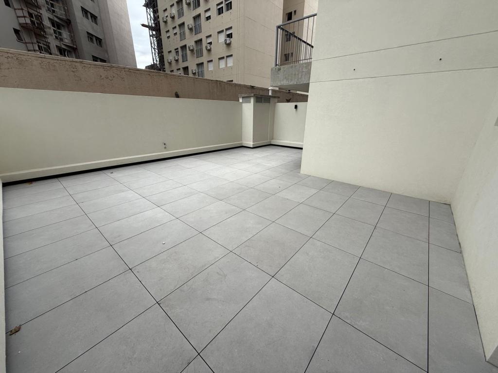 Alquiler de apartamento de 1 dormitorio con patio de 55 m2, a estrenar en Cordón Sur.
