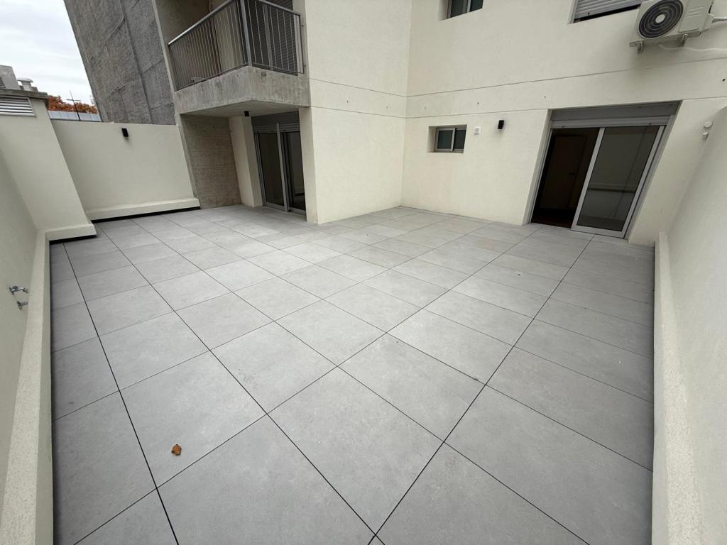 Alquiler de apartamento de 1 dormitorio con patio de 55 m2, a estrenar en Cordón Sur.