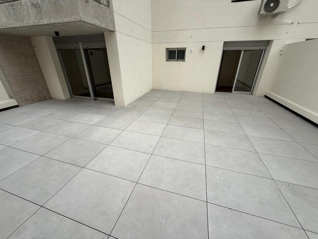 Alquiler de apartamento de 1 dormitorio con patio de 55 m2, a estrenar en Cordón Sur.