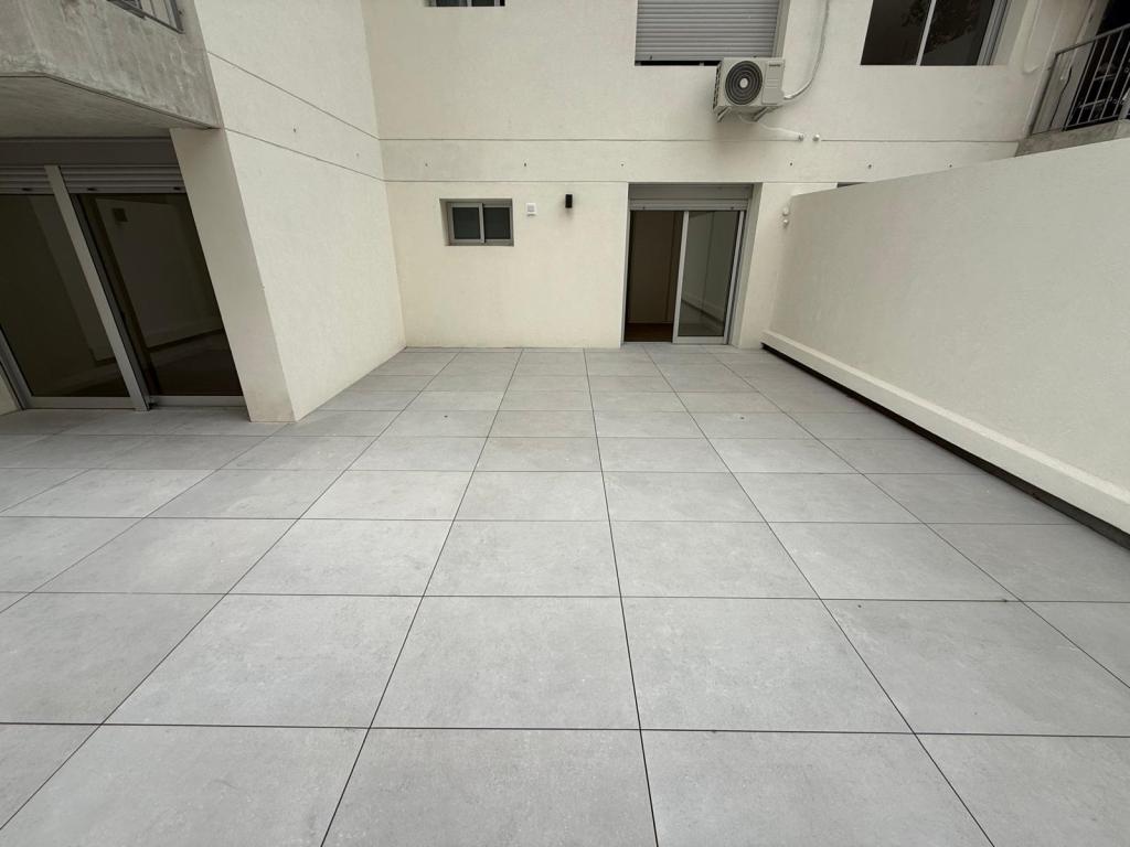 Alquiler de apartamento de 1 dormitorio con patio de 55 m2, a estrenar en Cordón Sur.