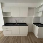 Alquiler de apartamento de 1 dormitorio con patio de 55 m2, a estrenar en Cordón Sur.