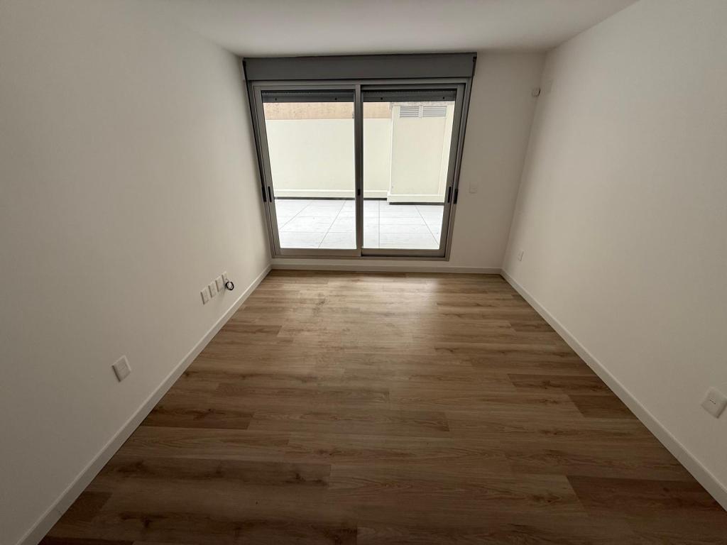 Alquiler de apartamento de 1 dormitorio con patio de 55 m2, a estrenar en Cordón Sur.