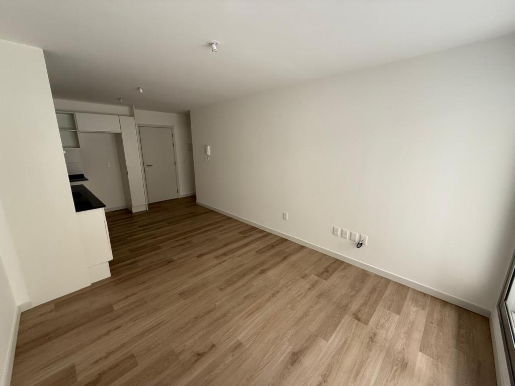 Alquiler de apartamento de 1 dormitorio con patio de 55 m2, a estrenar en Cordón Sur.