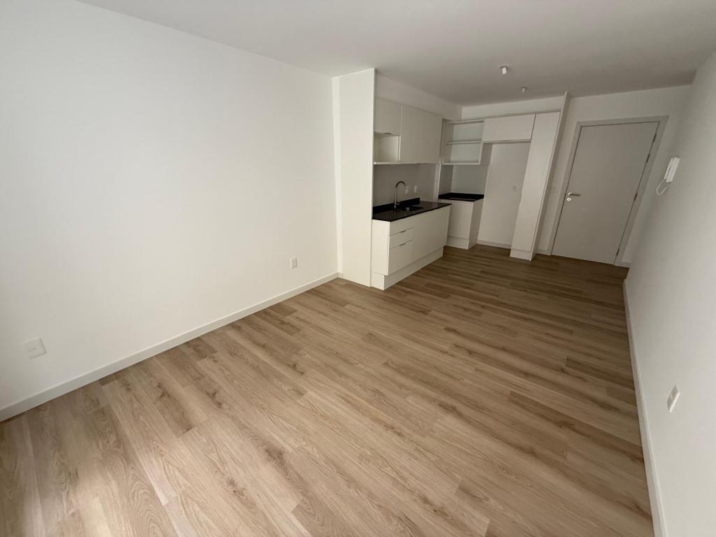 Alquiler de apartamento de 1 dormitorio con patio de 55 m2, a estrenar en Cordón Sur.