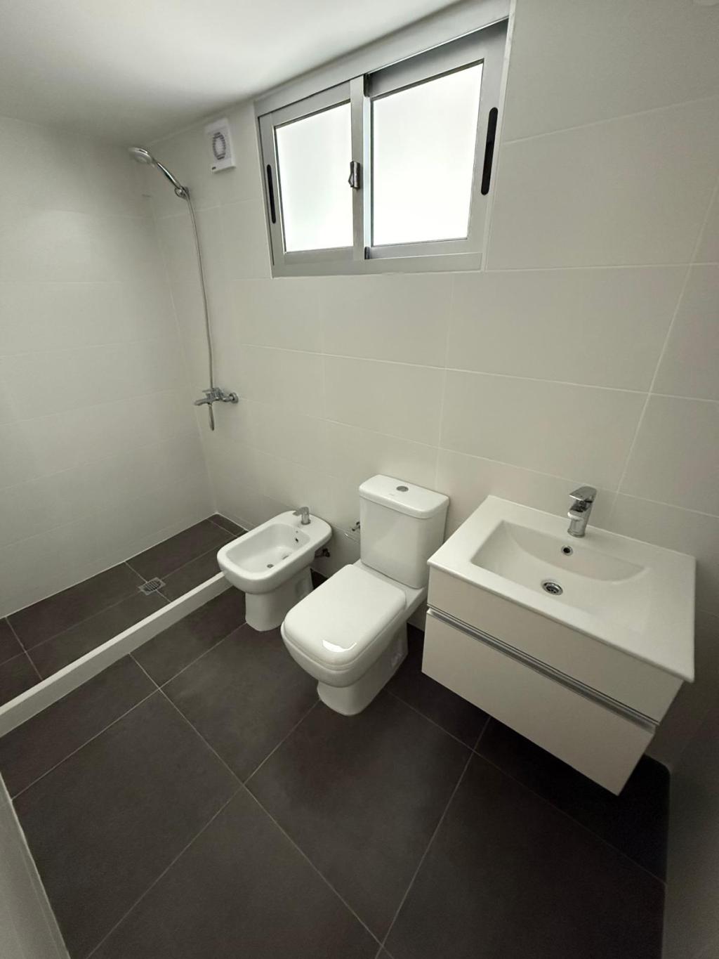 Alquiler de apartamento de 1 dormitorio con patio de 55 m2, a estrenar en Cordón Sur.