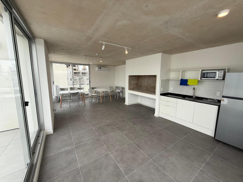 Alquiler de apartamento de 1 dormitorio con patio de 55 m2, a estrenar en Cordón Sur.