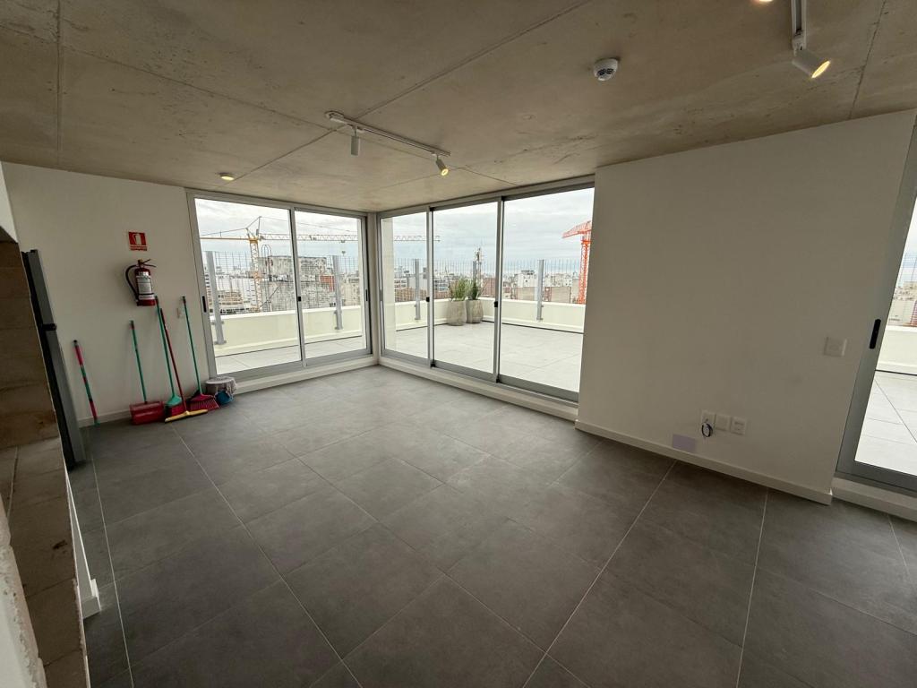 Alquiler de apartamento de 1 dormitorio con patio de 55 m2, a estrenar en Cordón Sur.