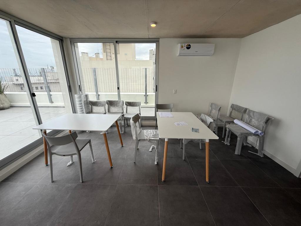Alquiler de apartamento de 1 dormitorio con patio de 55 m2, a estrenar en Cordón Sur.