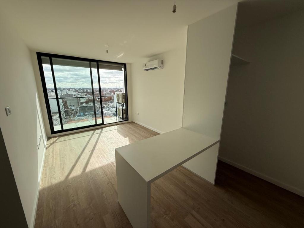 Alquiler apartamento 1 domitorio en centro, piso alto y vista despejada.