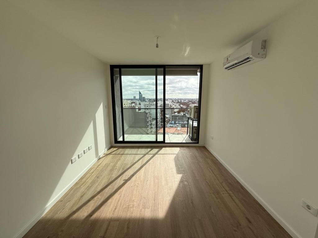 Alquiler apartamento 1 domitorio en centro, piso alto y vista despejada.
