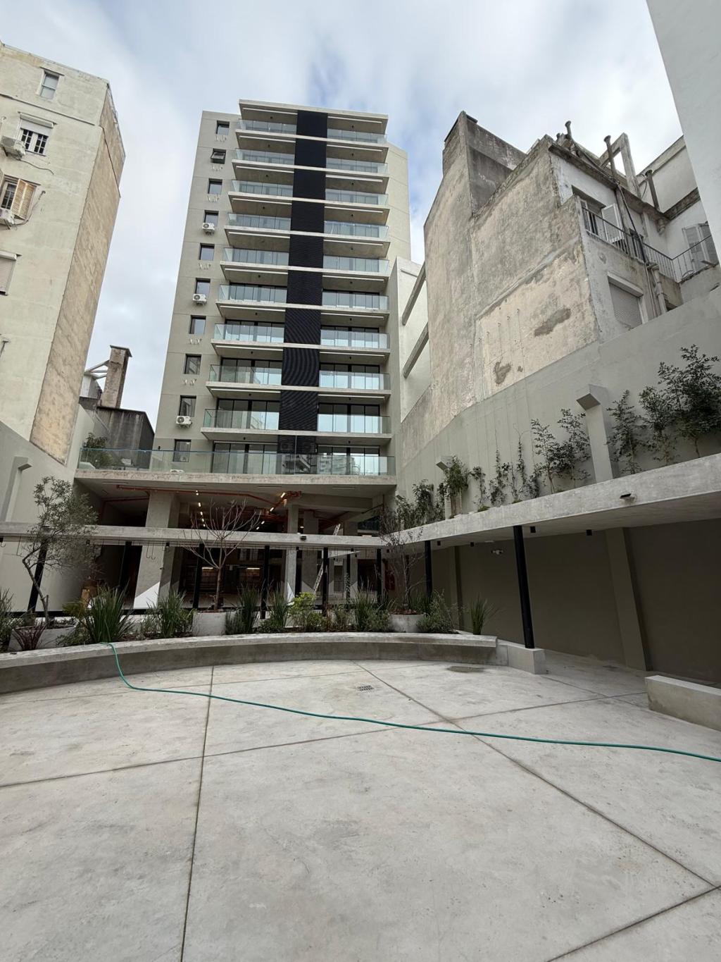 Alquiler apartamento 1 domitorio en centro, piso alto y vista despejada.