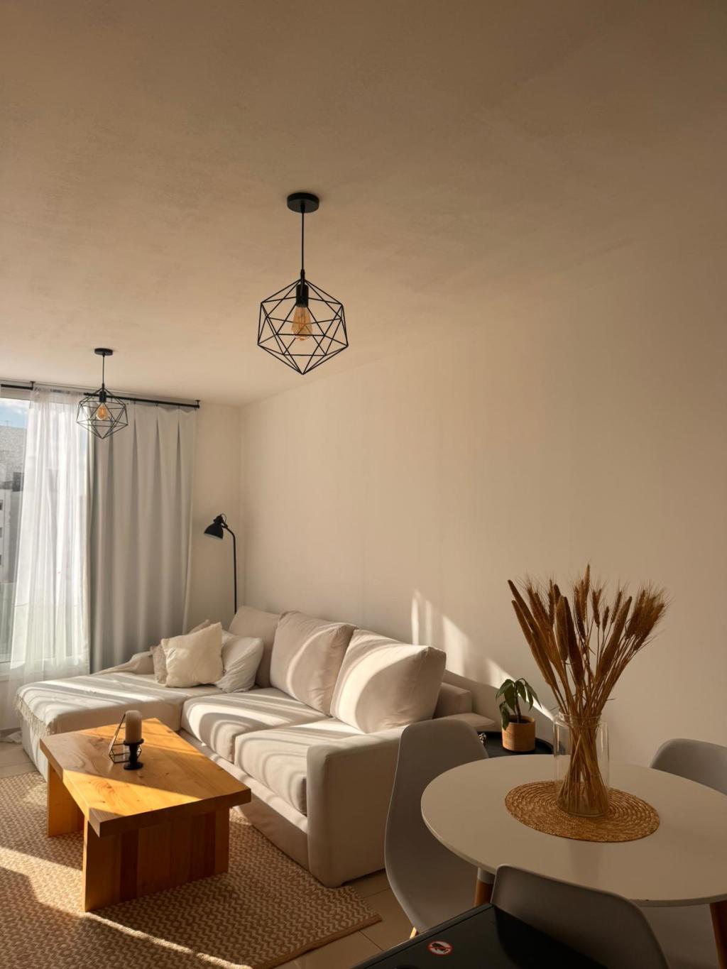 Alquiler apartamento 1 dormitorio en piso alto al frente, Cordón Sur.