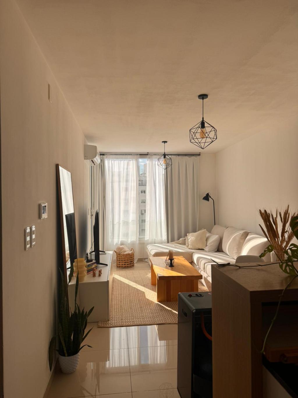 Alquiler apartamento 1 dormitorio en piso alto al frente, Cordón Sur.