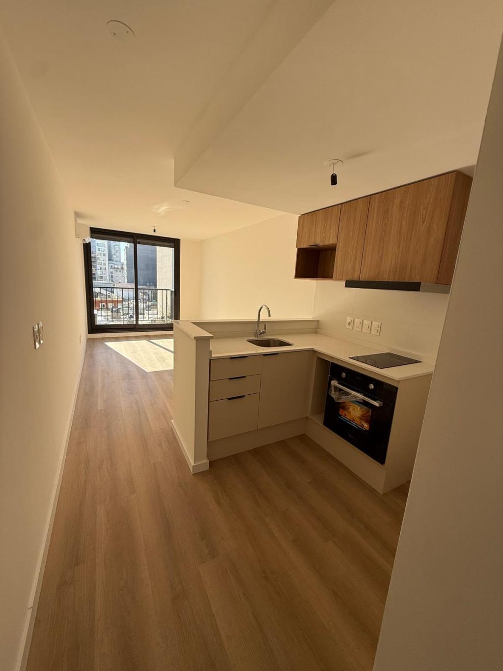 Alquiler apartamento de 1 domitorio a estrenar en cordón sur, piso alto. Mucho sol y ventilación natural.