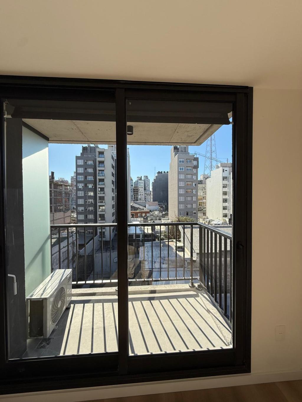 Alquiler apartamento de 1 domitorio a estrenar en cordón sur, piso alto. Mucho sol y ventilación natural.