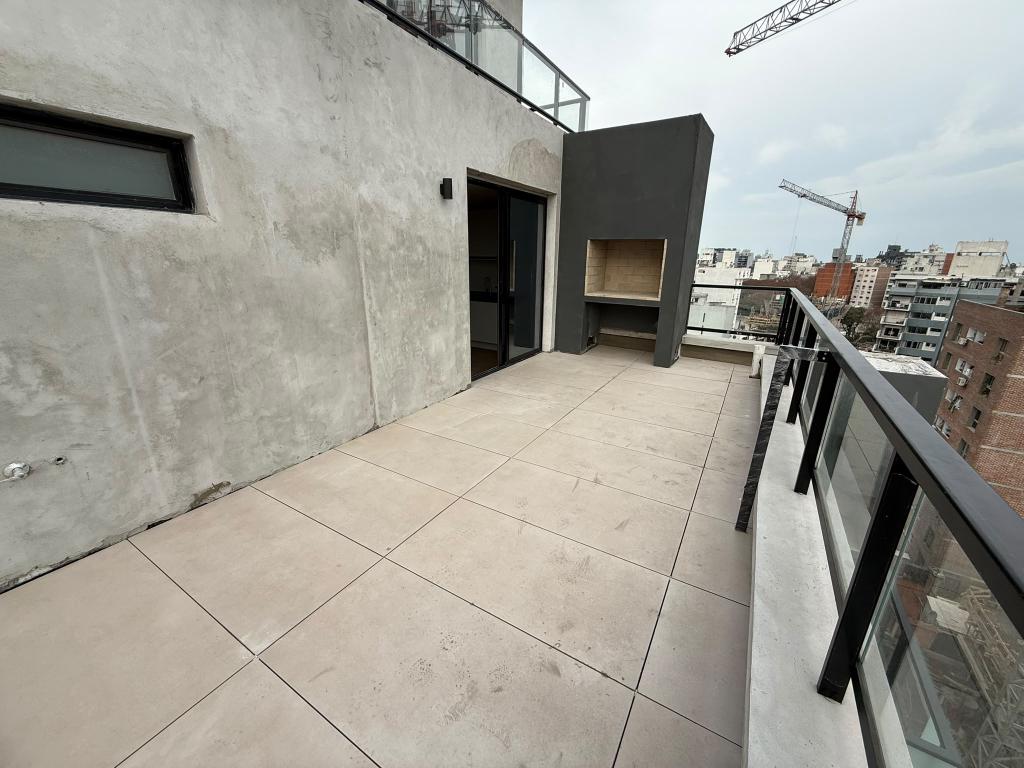 Alquiler apartamento monoambiente con terraza y parrillero porpio. Estrená en Cordón Sur.