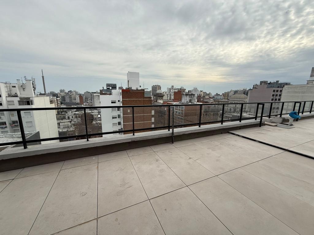 Alquiler apartamento monoambiente con terraza y parrillero porpio. Estrená en Cordón Sur.