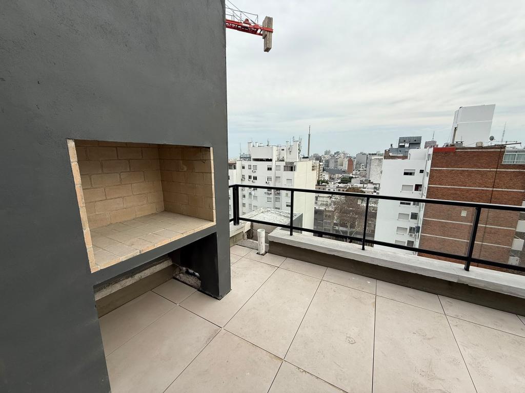 Alquiler apartamento monoambiente con terraza y parrillero porpio. Estrená en Cordón Sur.