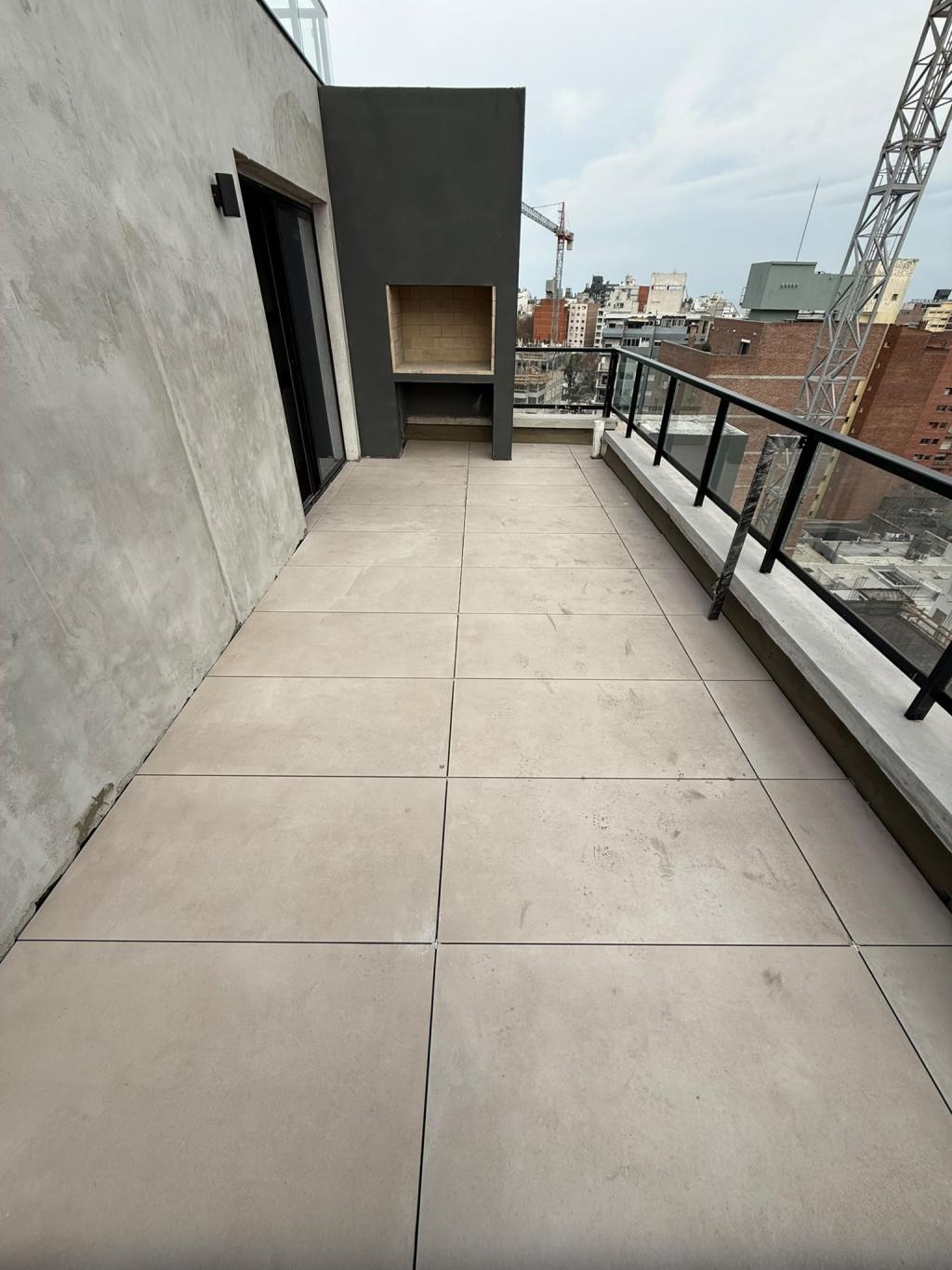 Alquiler apartamento monoambiente con terraza y parrillero porpio. Estrená en Cordón Sur.
