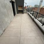 Alquiler apartamento monoambiente con terraza y parrillero porpio. Estrená en Cordón Sur.
