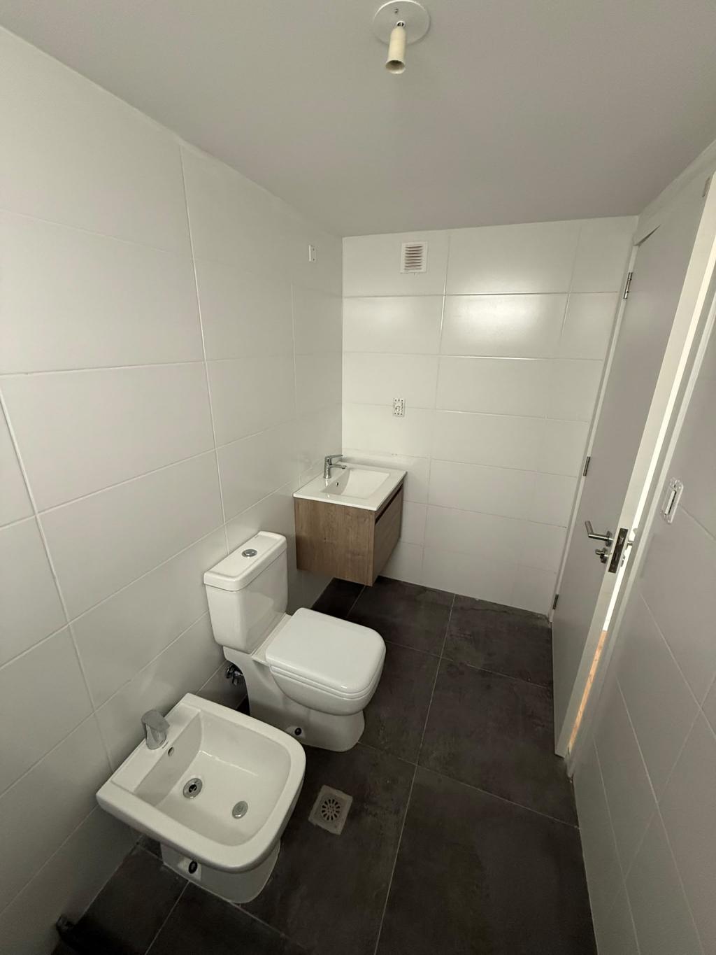 Alquiler apartamento monoambiente con terraza y parrillero porpio. Estrená en Cordón Sur.